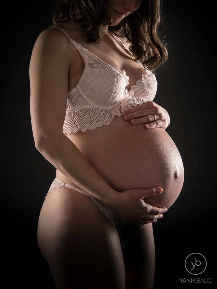 Séance photo de grossesse en lingerie